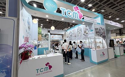 Too Charming-展示ブース 1